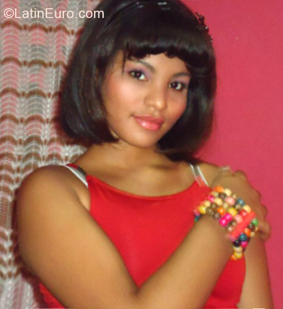 Date this good-looking Colombia girl Denise from Cartagena CO16782