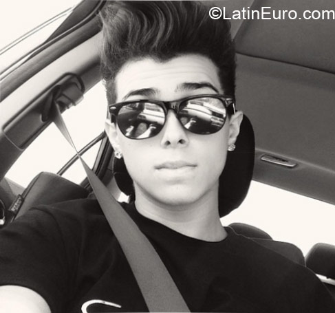 Date this tall Colombia man Andres from Cali CO17052