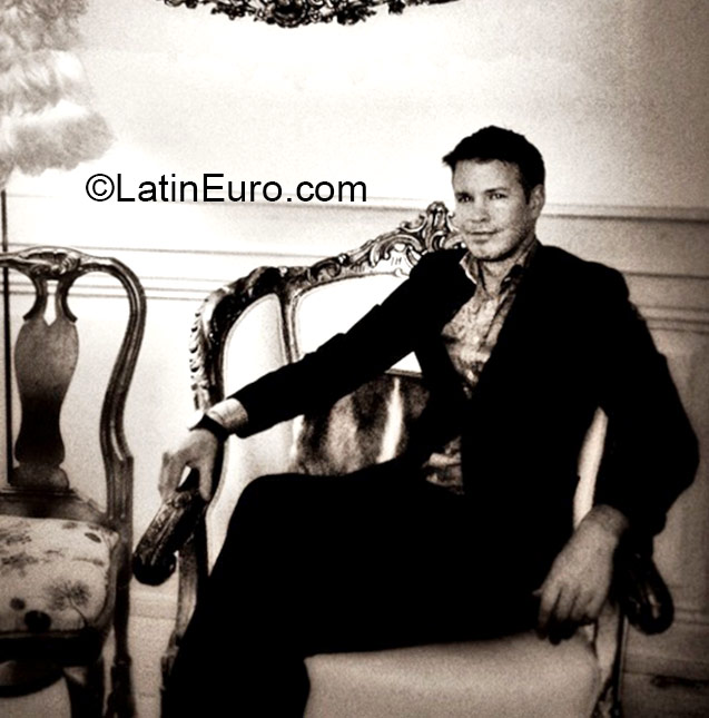 Date this voluptuous Sweden man Rikardo from Stockholm SE208