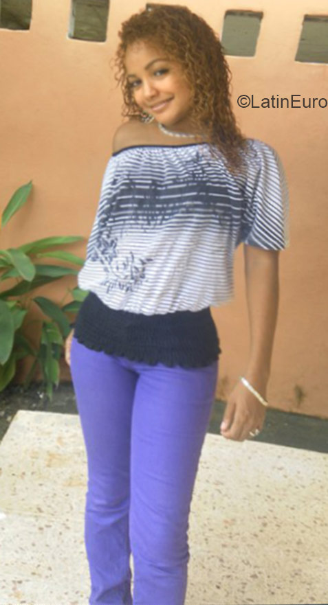 Date this sensual Dominican Republic girl Dariany from Santo Domingo DO21619