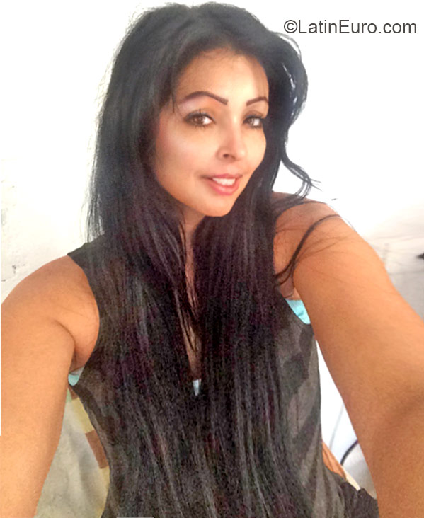 Date this nice looking Colombia girl Patricia from Armenia CO17226