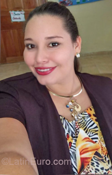 Date this voluptuous Panama girl Cintia from Panama PA587