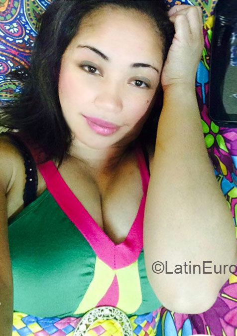 Date this nice looking Saudi Arabia girl Emaruth from Riyadh SA19