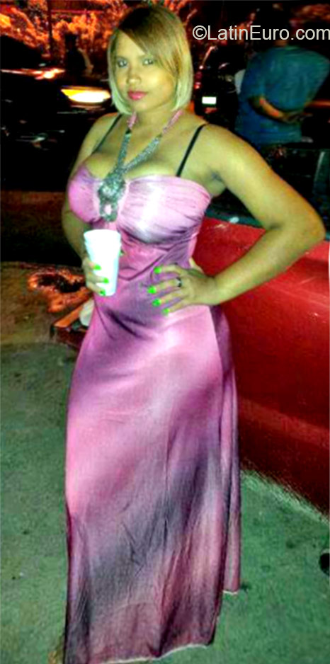 Date this voluptuous Dominican Republic girl Daurany from Santo Domingo DO22362