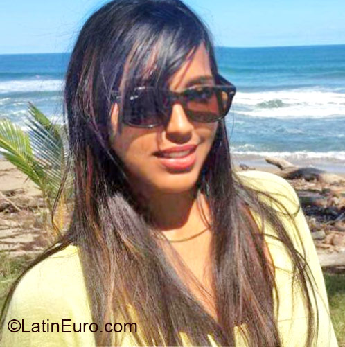 Date this nice looking Dominican Republic girl Laura from Santo Domingo DO22333