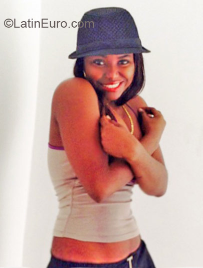 Date this nice looking Dominican Republic girl Dani from Santo Domingo DO22337