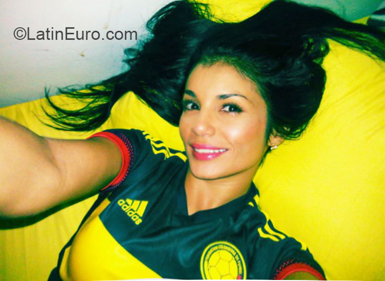 Date this nice looking Colombia girl Xiomara from Medellin CO17513