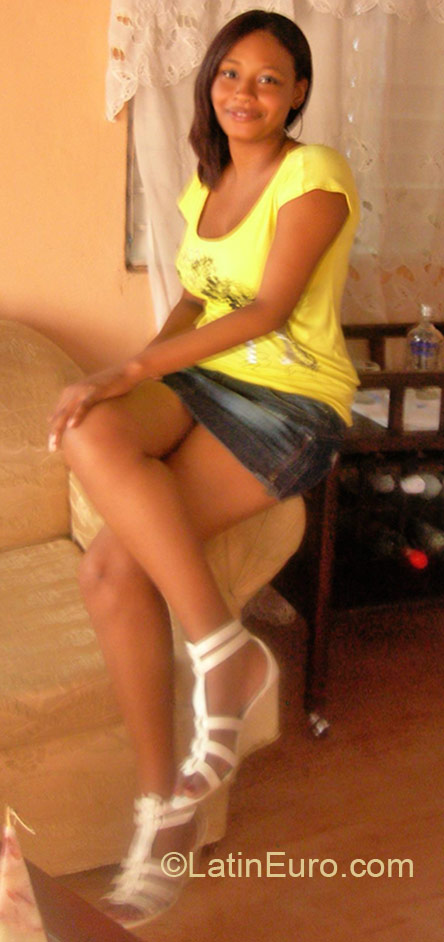 Date this foxy Dominican Republic girl Karina from Santo Domingo DO22377