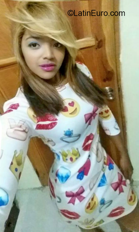 Date this nice looking Dominican Republic girl Karol from Santo Domingo DO22450