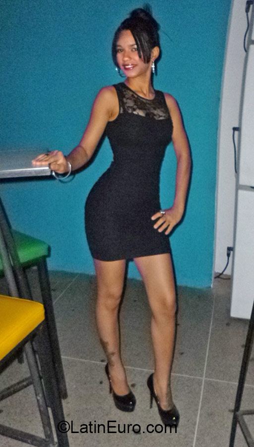 Date this sensual Cuba girl Zenien from Havana CU61