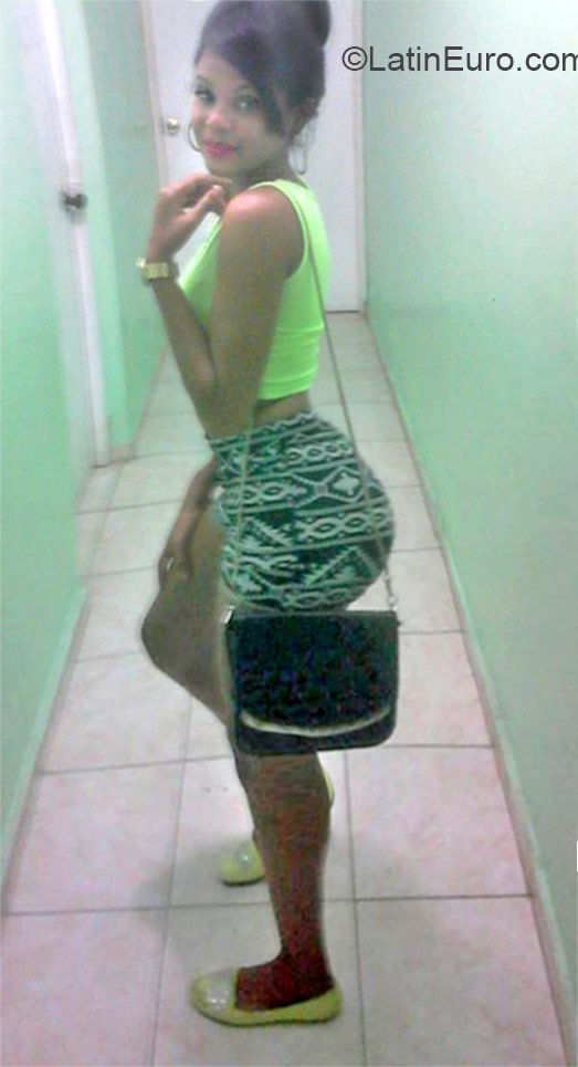 Date this athletic Dominican Republic girl Maria from Santo Domingo DO22487
