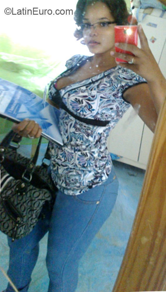 Date this foxy Dominican Republic girl Yuly from Santo Domingo DO22557