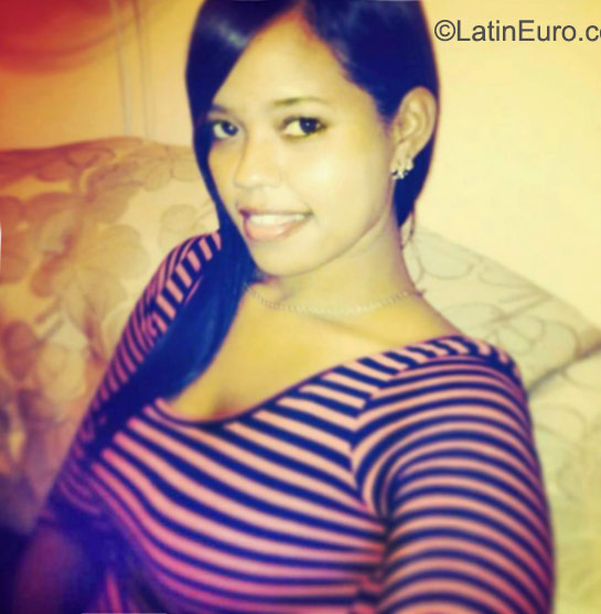 Date this nice looking Dominican Republic girl Erika from Santo Domingo DO22867