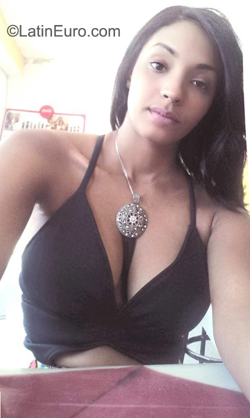 Date this happy Dominican Republic girl Carlina from San francisco de macoris DO22883