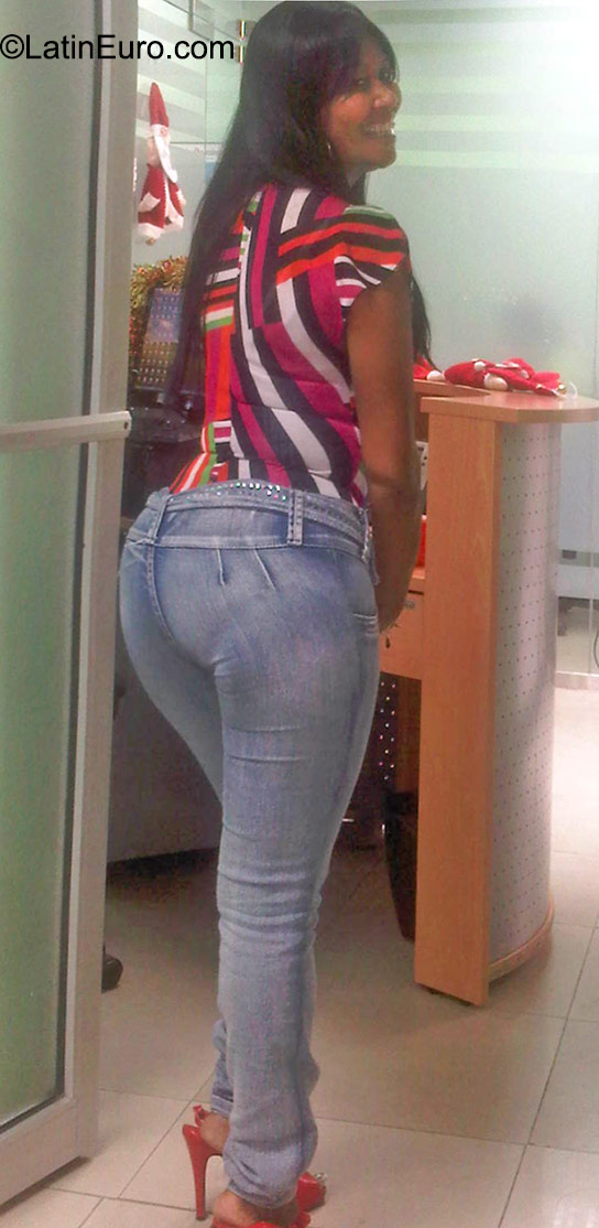 Date this nice looking Dominican Republic girl Angela from Santo Domingo DO22919