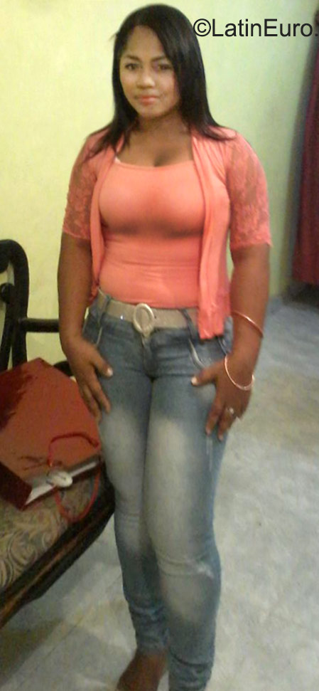 Date this attractive Colombia girl Doly from Cartagena CO17880
