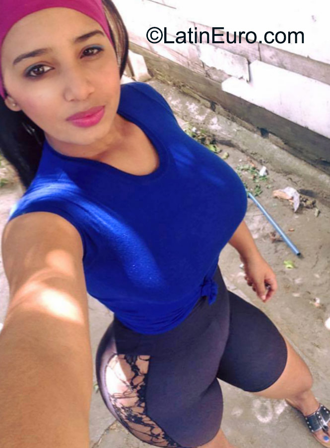 Date this attractive Dominican Republic girl Illeana from Santo Domingo DO23113