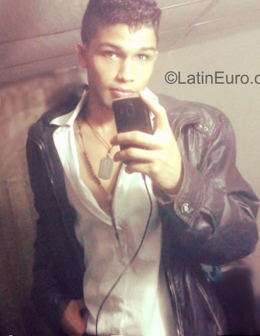 Date this nice looking Venezuela man Brian from Merida VE623