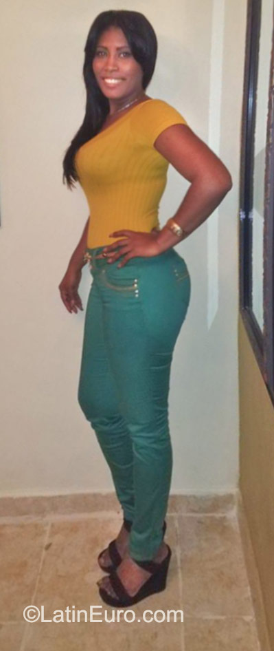 Date this foxy Dominican Republic girl Sara from Santiago DO23191
