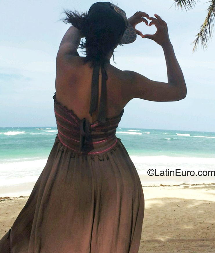 Date this delightful Dominican Republic girl Rainia from Santo Domingo DO23188