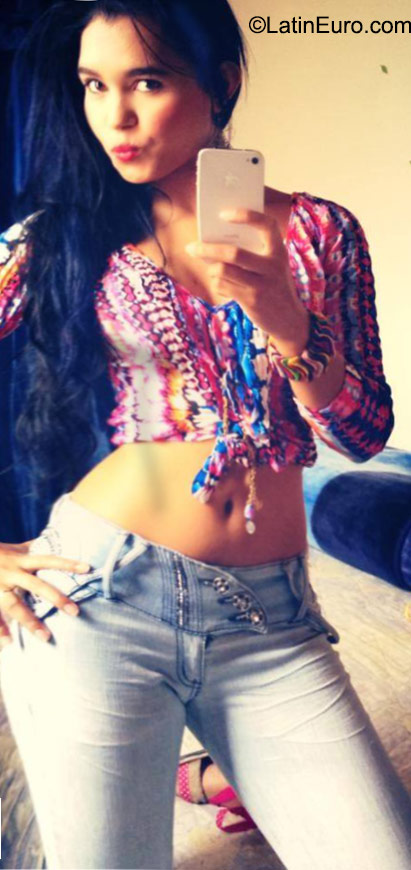 Date this gorgeous Colombia girl Tatiana from Medellin CO18023
