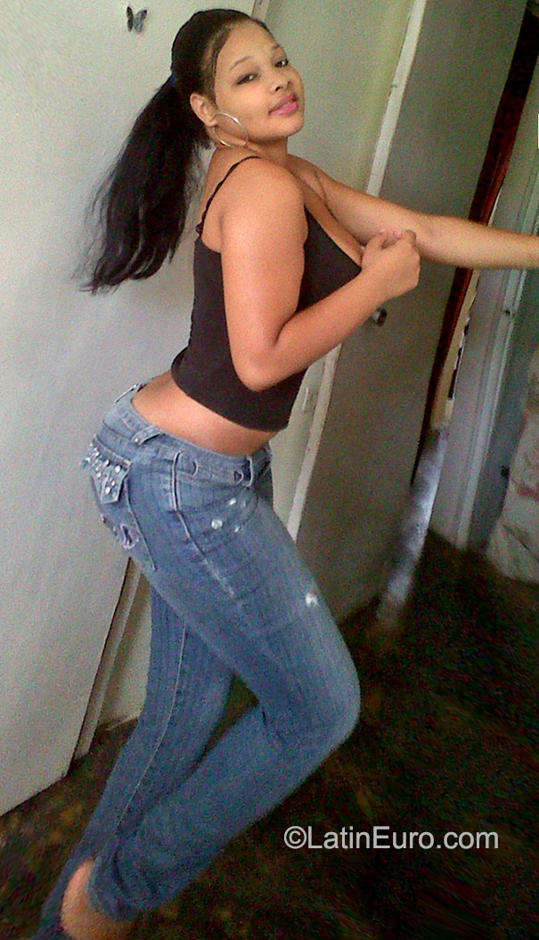 Date this foxy Dominican Republic girl Yurlinas from Santo Domingo DO23281
