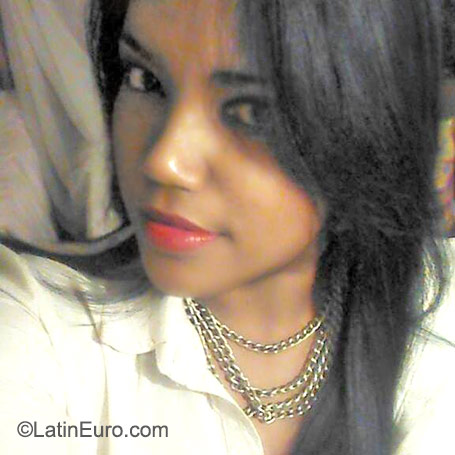 Date this stunning Dominican Republic girl Dary from Santo Domingo DO23289