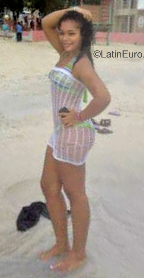 Date this sensual Dominican Republic girl Carolina from Santo Domingo DO23301