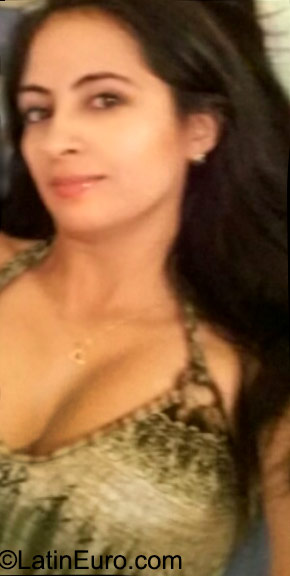 Date this happy Colombia girl Adriana from Cali CO18044