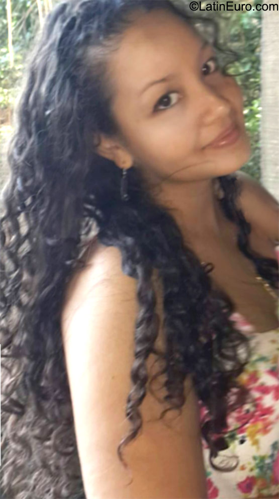 Date this nice looking Dominican Republic girl Dana from Roatan DO23463
