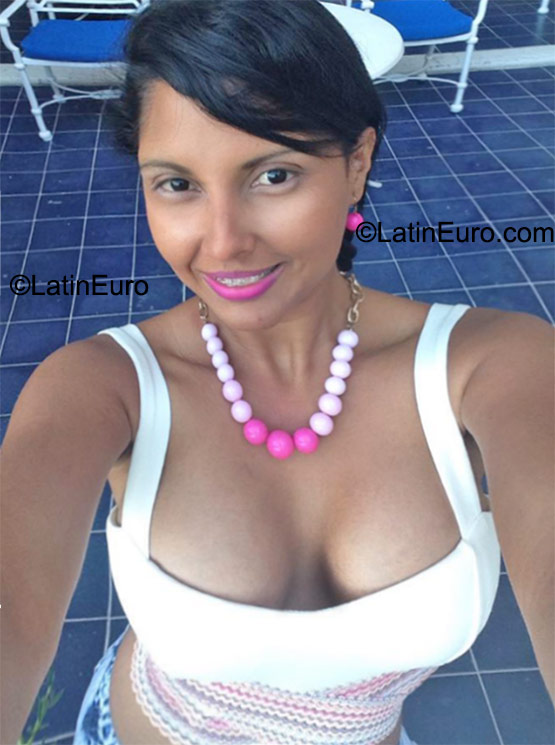 Date this nice looking Colombia girl Johanna from Barranquilla CO18105