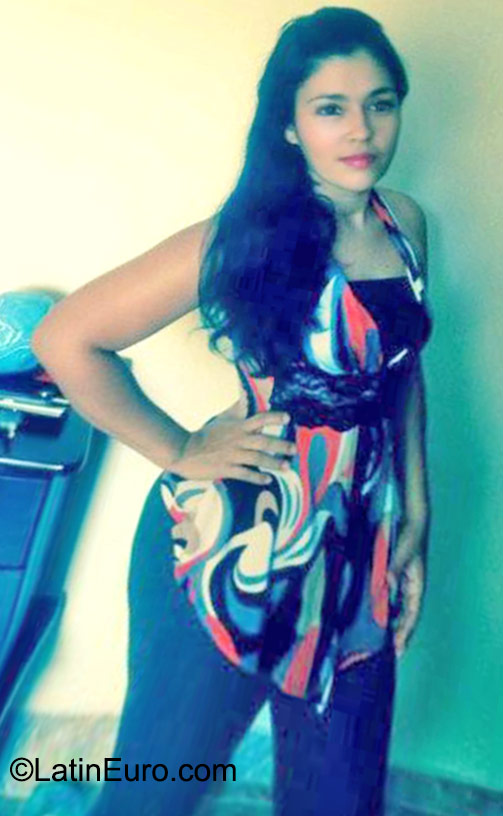 Date this attractive Colombia girl Yohania from Armenia CO18113