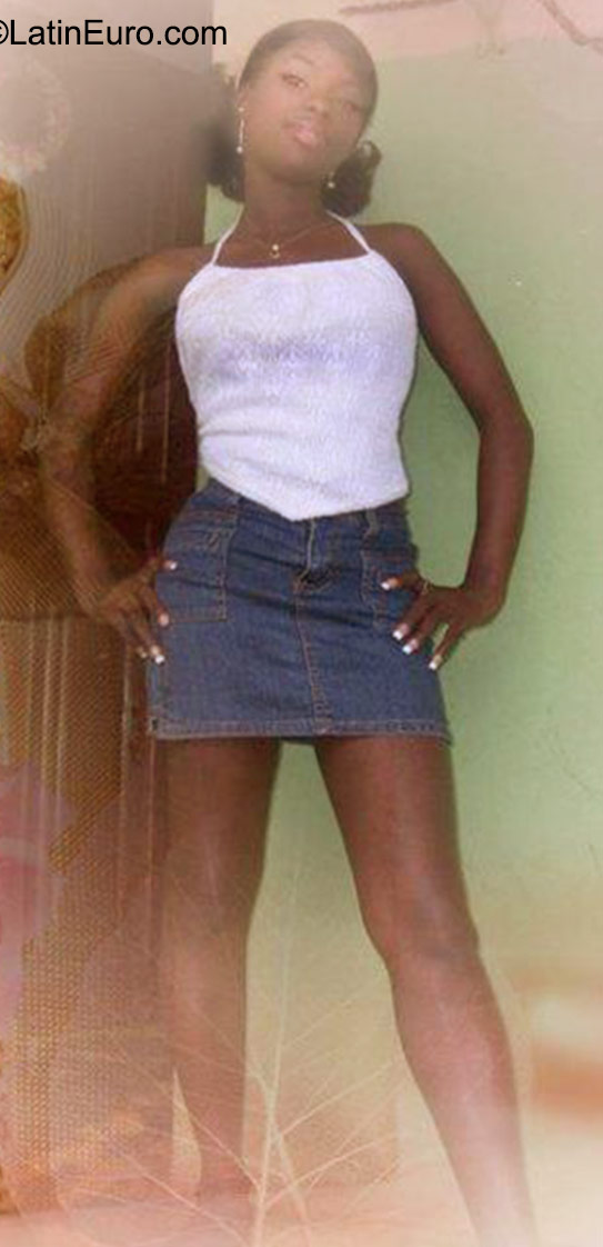 Date this happy Dominican Republic girl Victoria from Santo Domingo DO23623