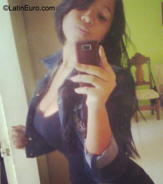 Date this voluptuous Venezuela girl Fandi from Caracas VE631
