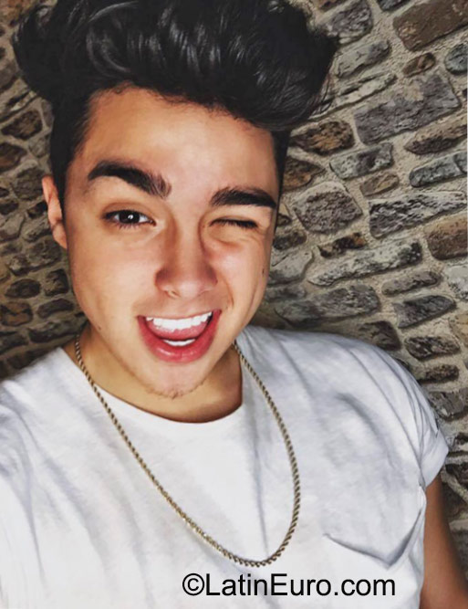 Date this happy Venezuela man Mervin from Cabimas VE632