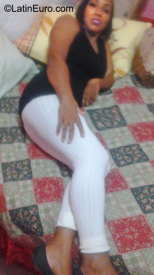 Date this pretty Dominican Republic girl Magy from Santo Domingo DO23622