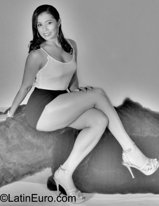 Date this pretty Colombia girl Andra lucia from Armenia CO18172