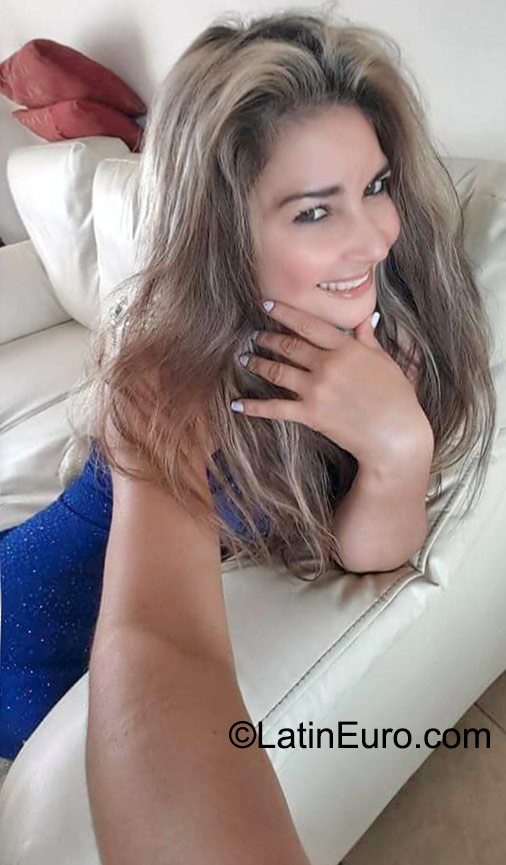 Date this attractive Colombia girl Kaina from Bogota CO18176