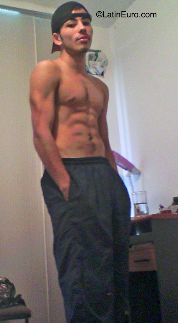 Date this beautiful Colombia man David from Bogota CO18190