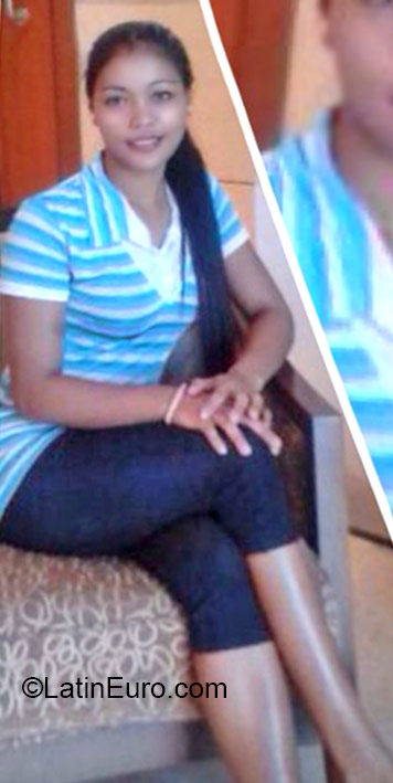 Date this attractive Saudi Arabia girl Vicky from Jeddeh SA24