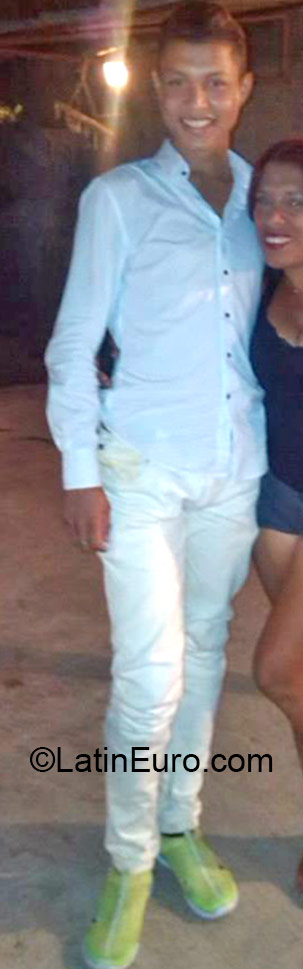 Date this foxy Venezuela man Jonathan from caracas VE645