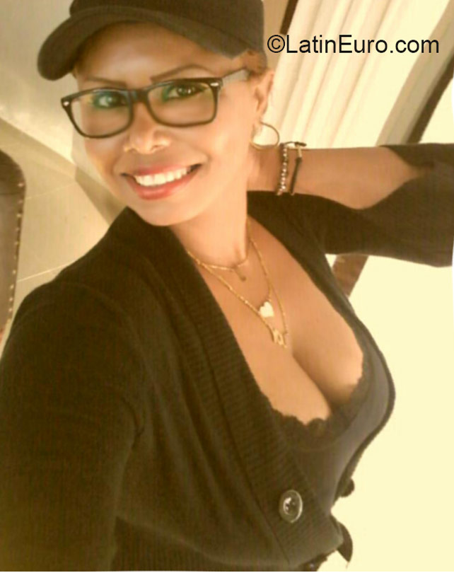 Date this sensual Dominican Republic girl Vero from Santo Domingo DO24026