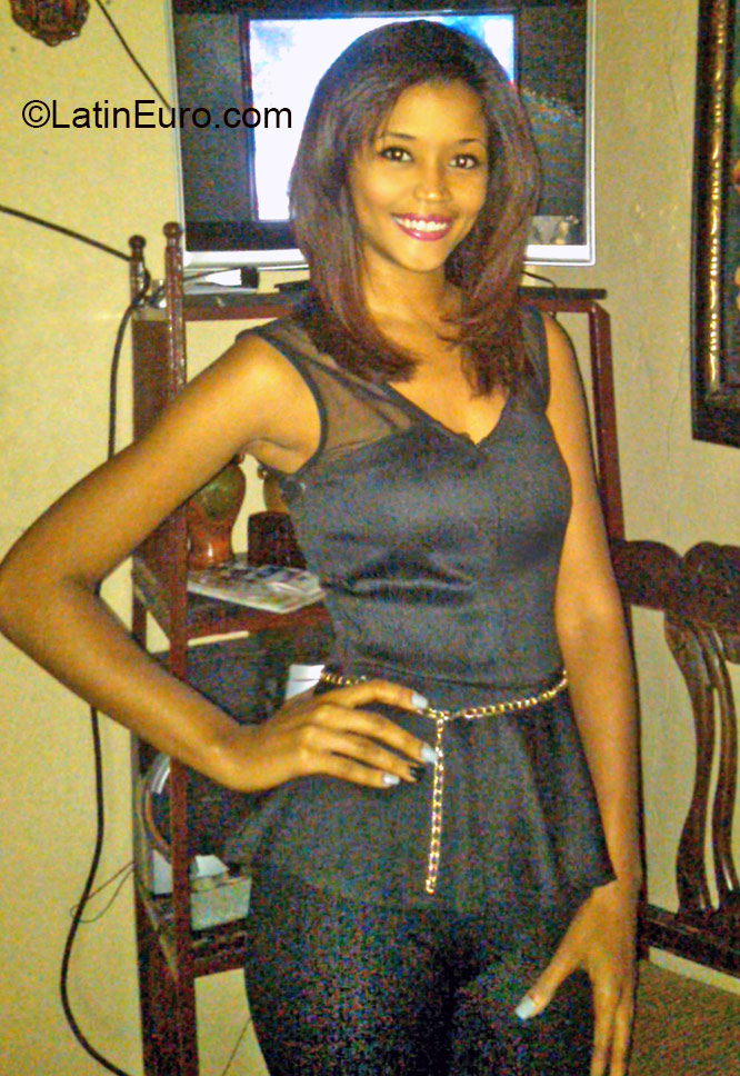 Date this hard body Dominican Republic girl Massiel from Santo Domingo DO24034