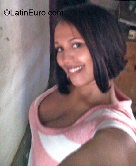 Date this lovely Dominican Republic girl Yesenia from Santo Domingo DO24231