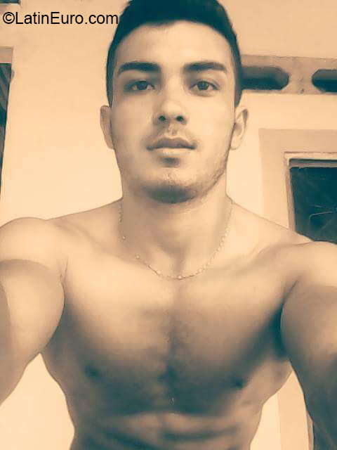 Date this beautiful Colombia man Darwin from Bogota CO18408