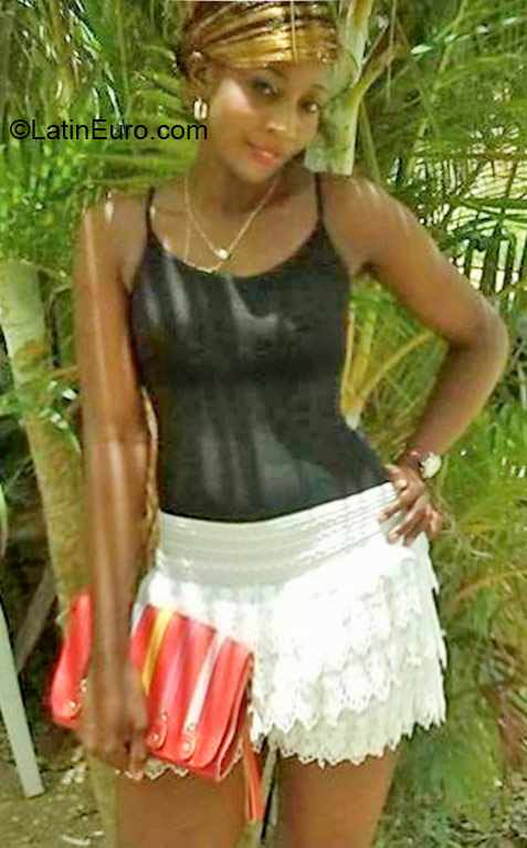 Date this georgeous Dominican Republic girl Valdina from Santo Domingo DO24324