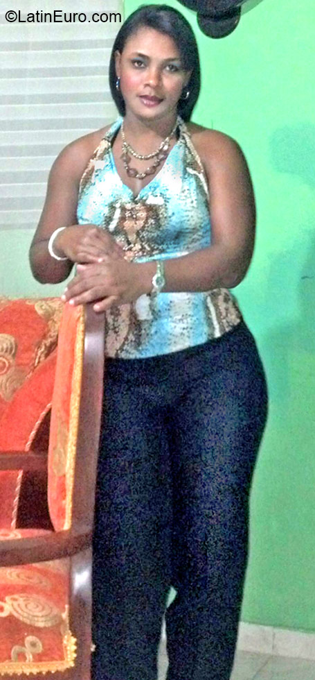Date this attractive Dominican Republic girl Eva from Santo Domingo DO24335