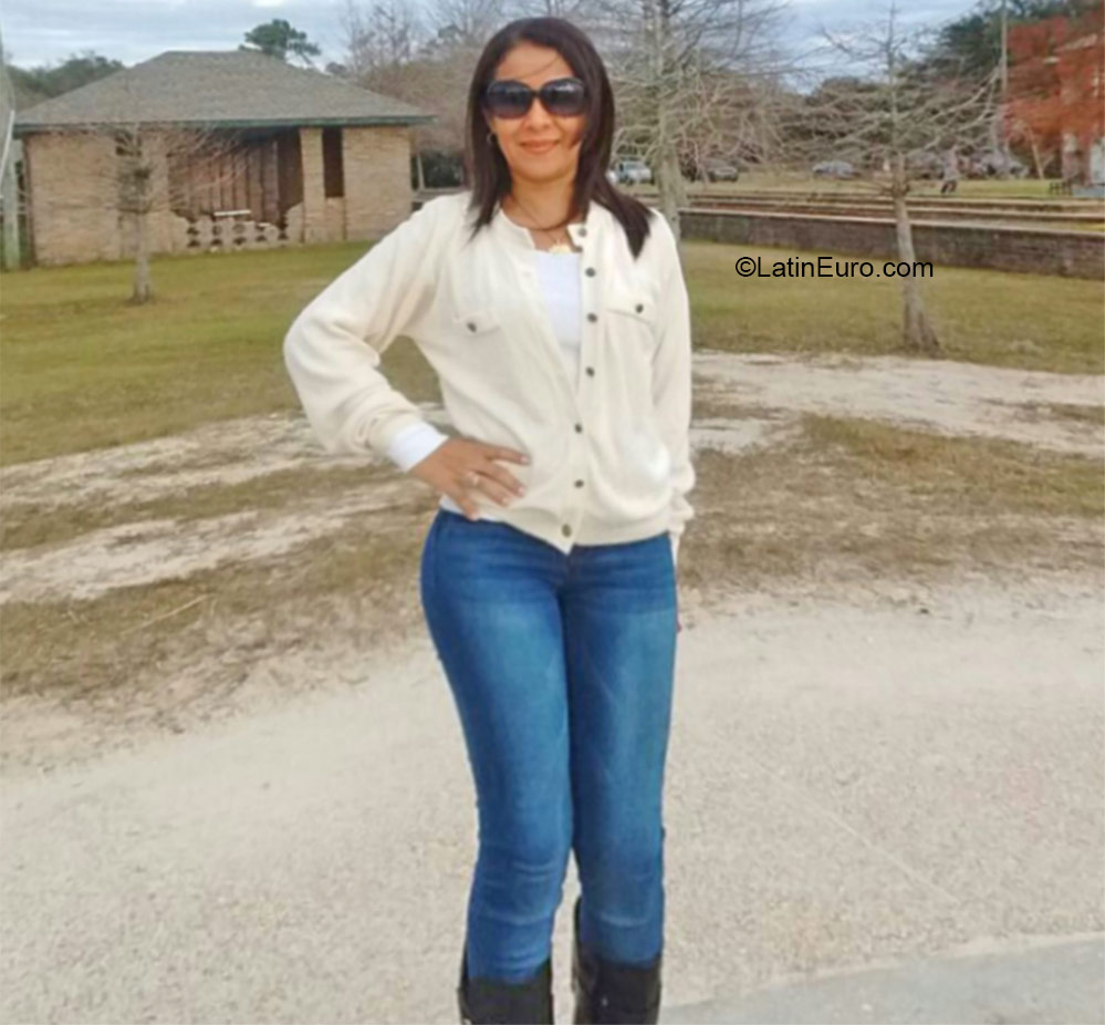 Date this voluptuous Panama girl Catia from David PA835