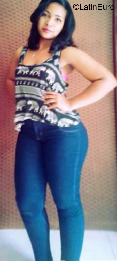 Date this happy Dominican Republic girl Madelin from Santo Domingo DO24481
