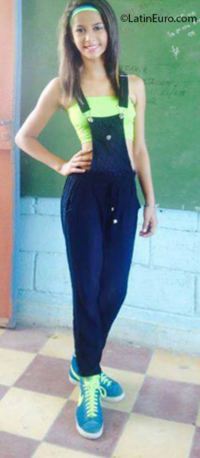 Date this foxy Honduras girl Stela from Tela HN1956
